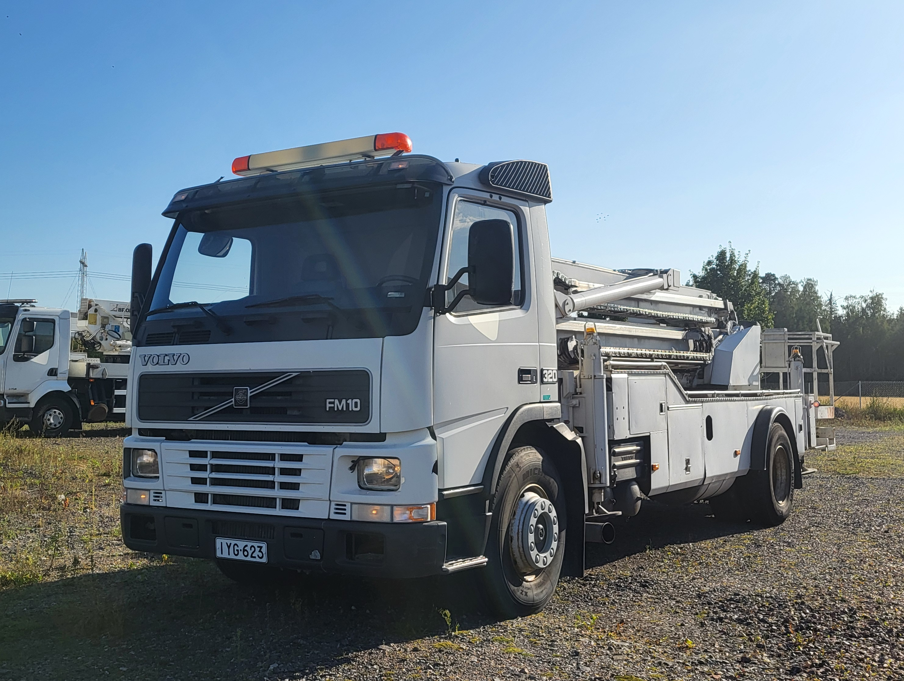 Volvo FM10 nostolava-auto vuokrattavana Varsinais-Suomessa