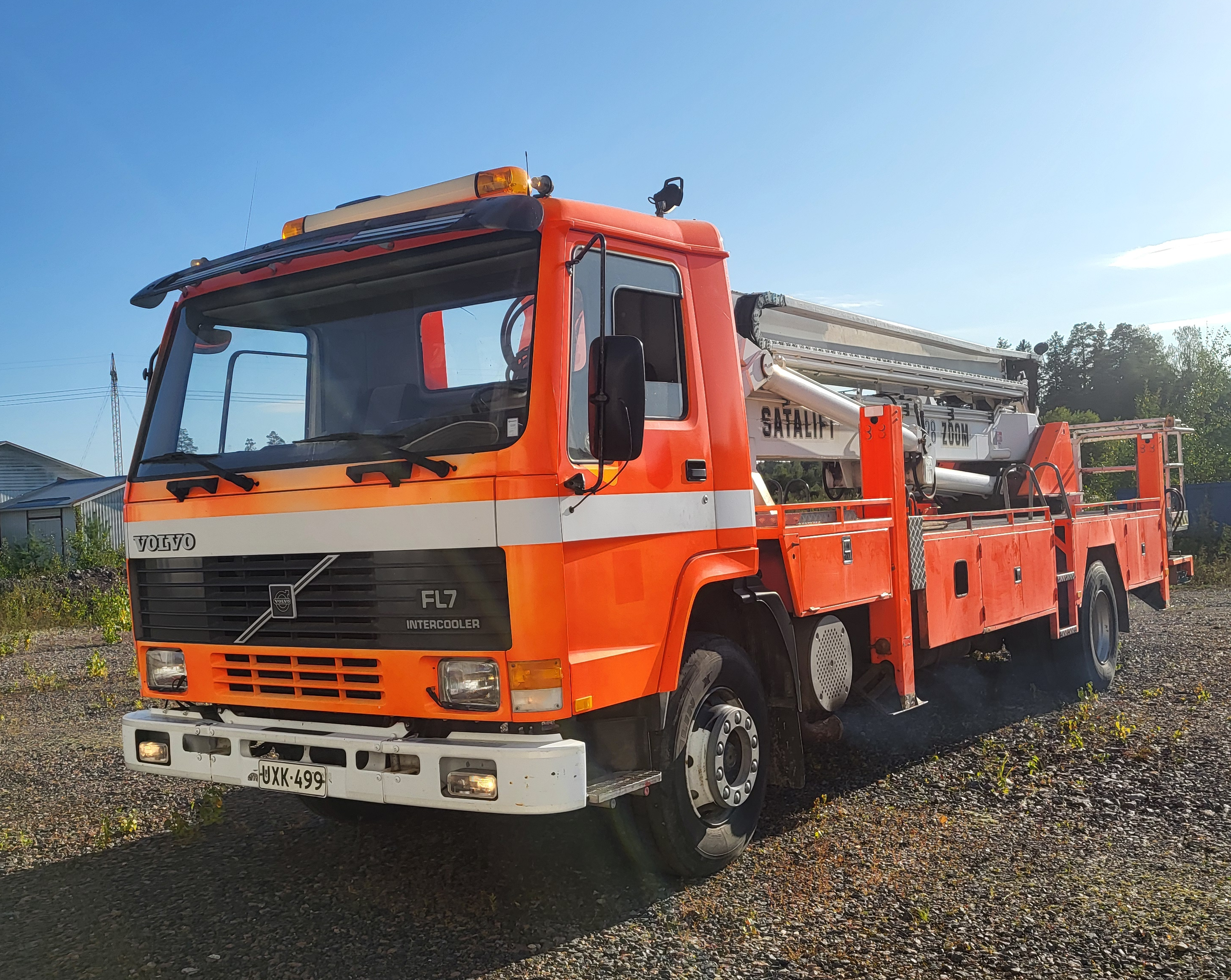 Volvo FL7 nostolava-auto vuokrattavana Varsinais-Suomessa